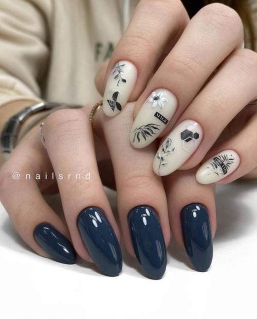 Я не Смогла Определиться, Поэтому на Левой Руке у Меня Оранжевые Цветочки, а на Правой - Черный Цвет и Черепа. 02