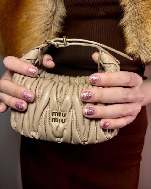 Новый маникюрный манифест с показа Miu Miu FW 25: короткие ногти + глиттер. 02