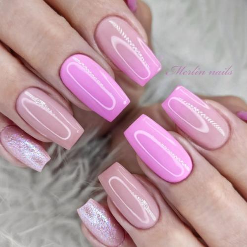 Розовый цвет по-прежнему остается одним из самых популярных цветов в маникюре. 08