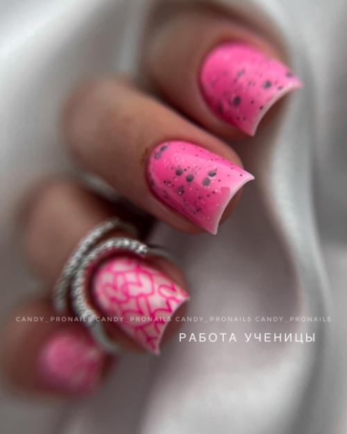 Розовый цвет по-прежнему остается одним из самых популярных цветов в маникюре. 09