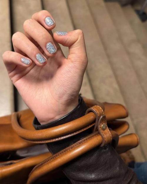 Новый маникюрный манифест с показа Miu Miu FW 25: короткие ногти + глиттер. 06