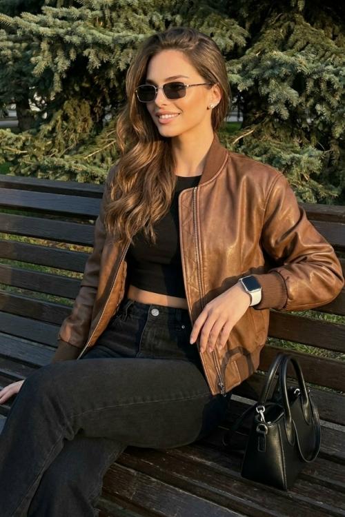 Максимально реалистичная фотография, стильный повседневный портрет в городском парке. 

