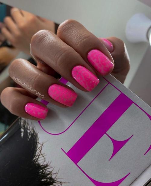 Розовый цвет по-прежнему остается одним из самых популярных цветов в маникюре. 05