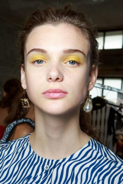 Бьюти - тренд: апельсиновые и лимонные оттенки в макияже. 01