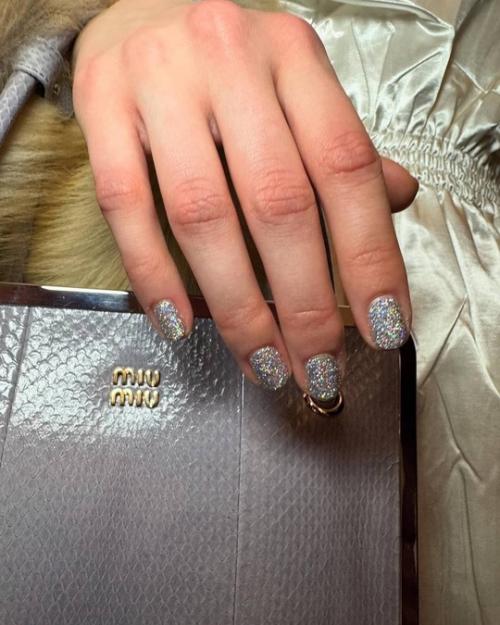 Новый маникюрный манифест с показа Miu Miu FW 25: короткие ногти + глиттер. 04