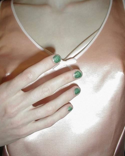 Новый маникюрный манифест с показа Miu Miu FW 25: короткие ногти + глиттер. 01