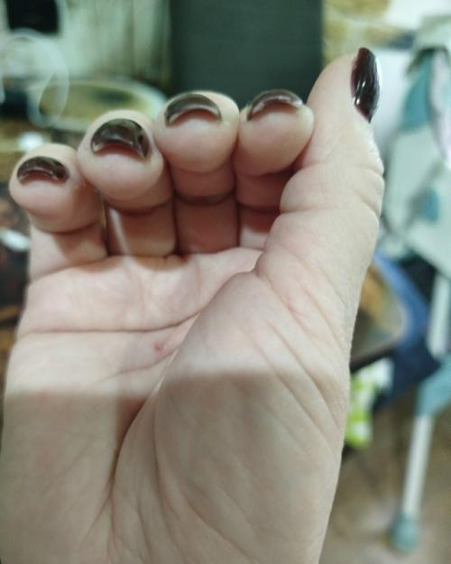 Добрый день.  Маникюр у сертифицированного мастера с опытом более пяти лет делала. 01