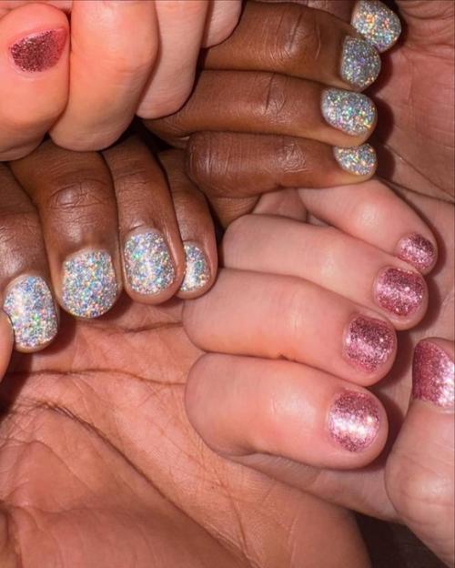 Новый маникюрный манифест с показа Miu Miu FW 25: короткие ногти + глиттер. 03