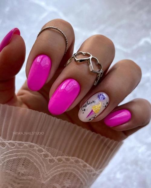 Розовый цвет по-прежнему остается одним из самых популярных цветов в маникюре. 01