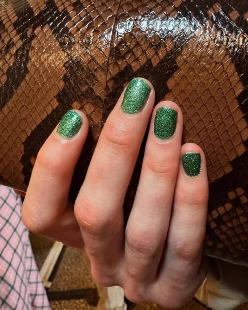 Новый маникюрный манифест с показа Miu Miu FW 25: короткие ногти + глиттер. 05