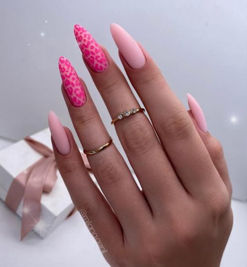 Розовый цвет по-прежнему остается одним из самых популярных цветов в маникюре. 06