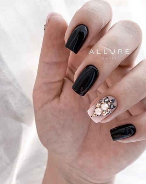 Чёрный маникюр со стразами. 05