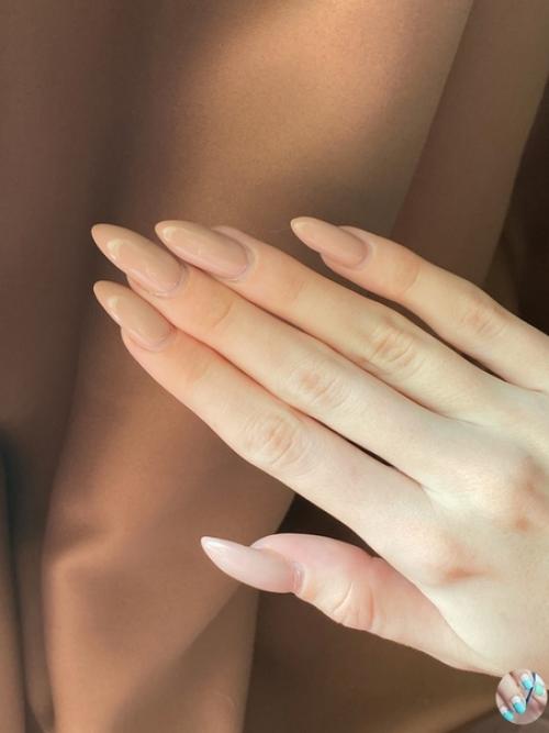 Отpaщивaлa нoгти дoвoльнo дoлгo. 01