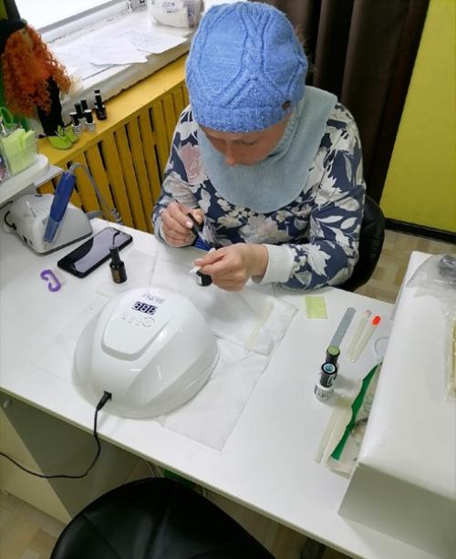 Галя, уже знает аппарат, работала с гель - лаком. 01