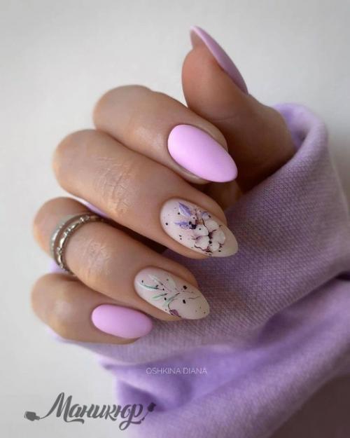 Глубина и сочность оттенков, которые остаются в тренде этой весной, не войдут ни в одно сравнение с другими видами украшения на ногтях. 09