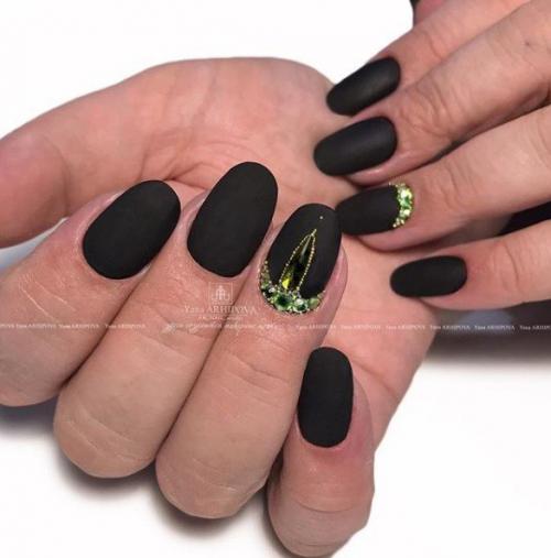 Чёрный маникюр со стразами. 08
