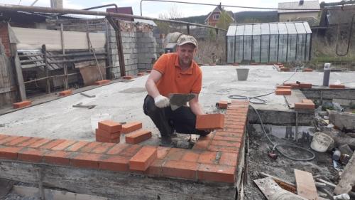 Пока я кирпичик за кирпичиком выкладываю свою студию маникюра, Женечка травинка за травинкой приводит огород в порядок. 01