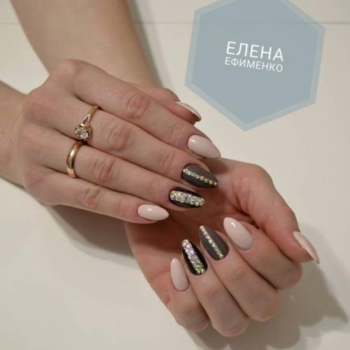 Чёрный маникюр со стразами. 03