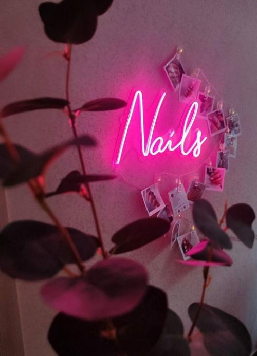 Фуксия и розовый неон - яркие и насыщенные оттенки, которые привлекают внимание. 03