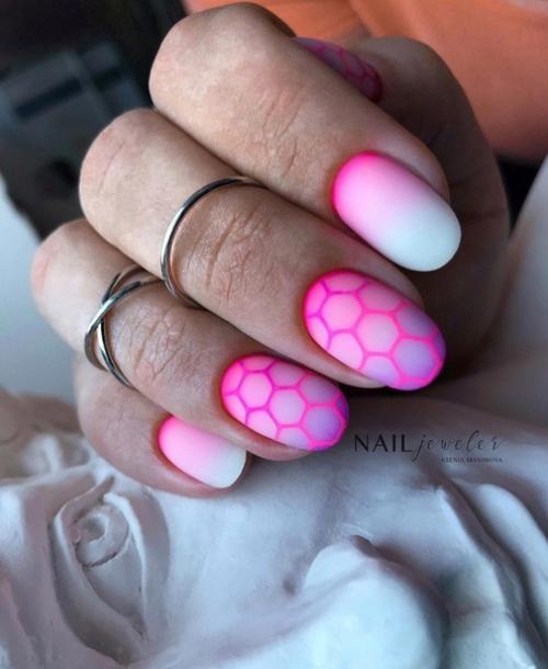 Розовый маникюр с дизайном. 03