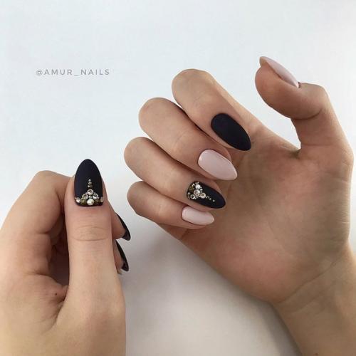Чёрный маникюр со стразами. 07