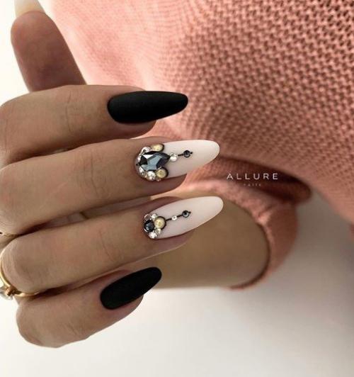Чёрный маникюр со стразами. 04