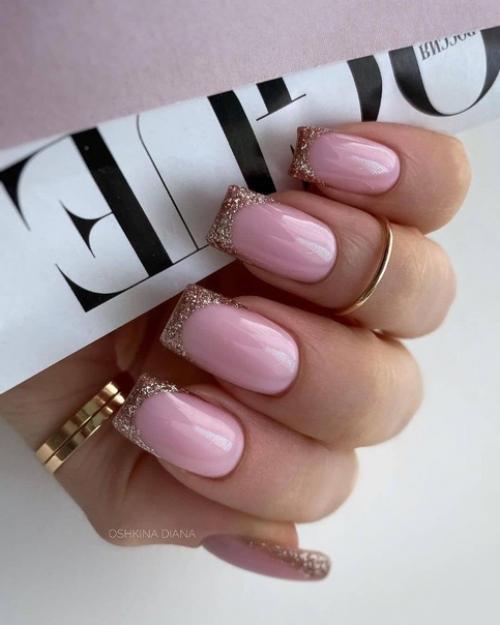 Глубина и сочность оттенков, которые остаются в тренде этой весной, не войдут ни в одно сравнение с другими видами украшения на ногтях. 07