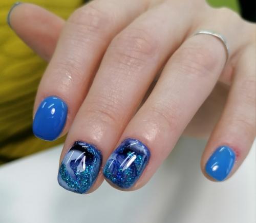 Галя, уже знает аппарат, работала с гель - лаком. 07