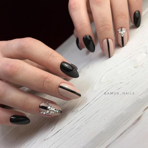 Чёрный маникюр со стразами. 02