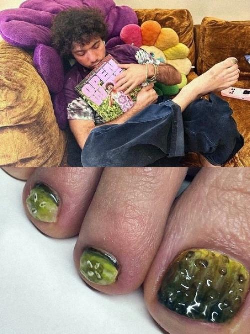 Невероятно Вкусно - селена Гомес поделилась своим необычным увлечением: она обожает ухаживать за ногами своего бойфренда? 01