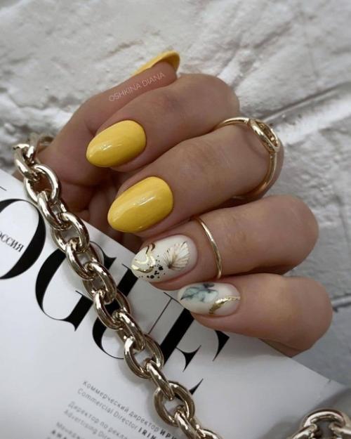 Глубина и сочность оттенков, которые остаются в тренде этой весной, не войдут ни в одно сравнение с другими видами украшения на ногтях. 04