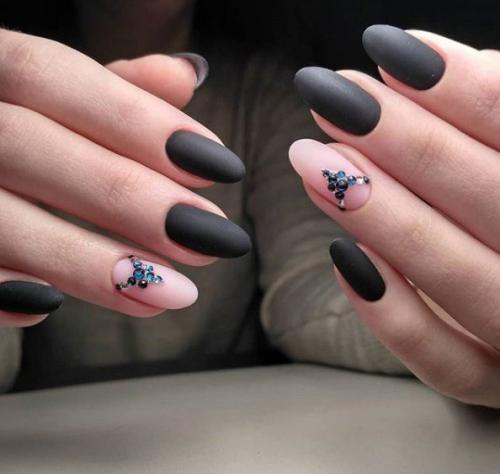 Чёрный маникюр со стразами. 01