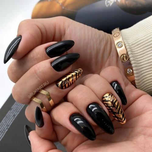 Черный маникюр - это стильный и смелый выбор для любой модной женщины. 03
