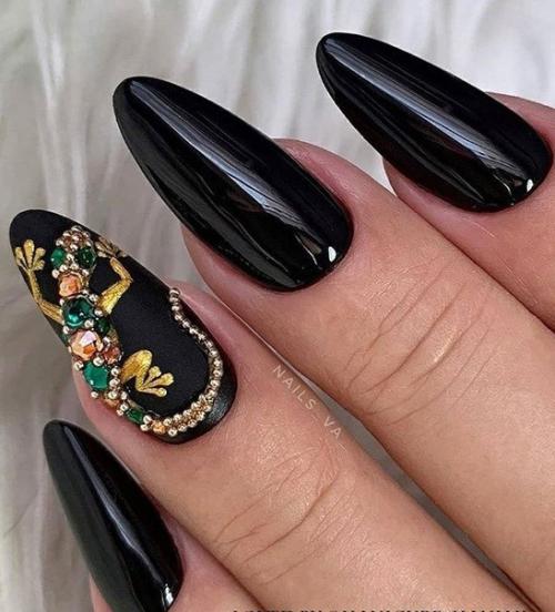 Чёрный маникюр со стразами. 09
