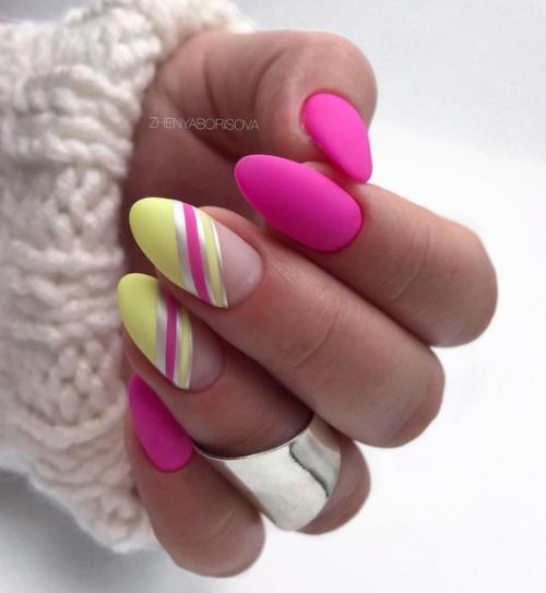 Розовый маникюр с дизайном. 04