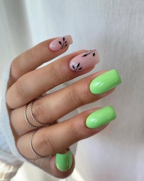 Маникюр с квадратной формой ногтей действительно универсален и с ней сочетается практически каждый дизайн. 03