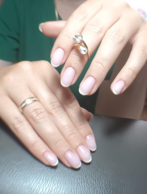 Классический френч - это один из самых популярных и элегантных видов маникюра. 02