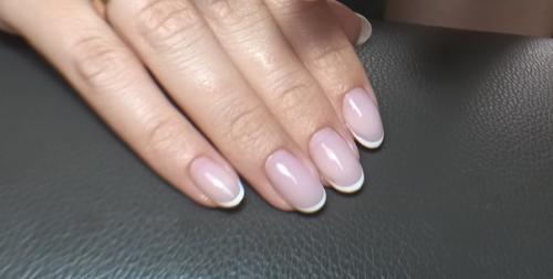 Классический френч - это один из самых популярных и элегантных видов маникюра. 01