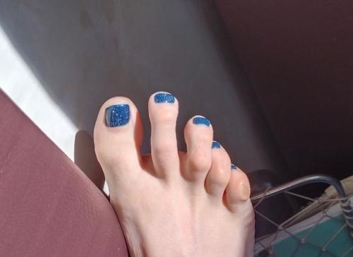 Вот, любуюсь своим новым педикюром - маникюром. 03