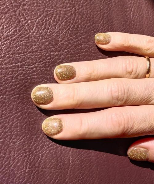 Вот, любуюсь своим новым педикюром - маникюром. 05