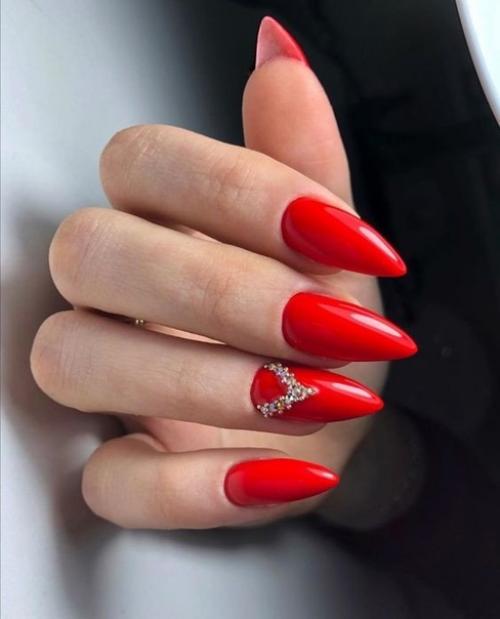 Нарядный маникюр в красном цвете. 09