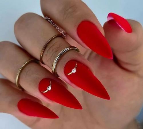 Нарядный маникюр в красном цвете. 05