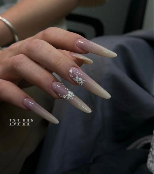 Маникюр на длинные ногти с необычным дизайном. 09