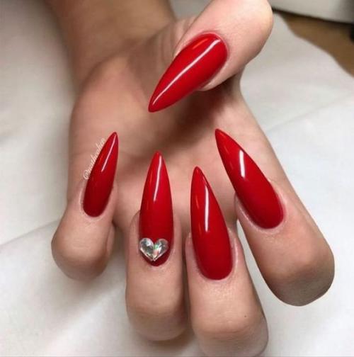 Нарядный маникюр в красном цвете. 01