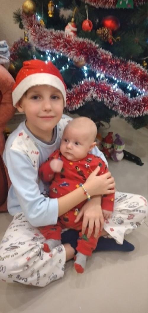 Постоянно встречаю знакомых которые наблюдают за нами, все говорят приятные слова поддержки и одобрения. 03