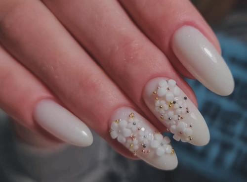 Свадебный маникюр для невесты так же важен, как и платье: ногти - креативная составляющая, завершающий штрих образа. 01