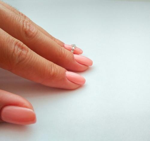 Мое первое покрытие гель лаком себе, нигде не училась, планирую покрывать только себе, может и родственникам. 01