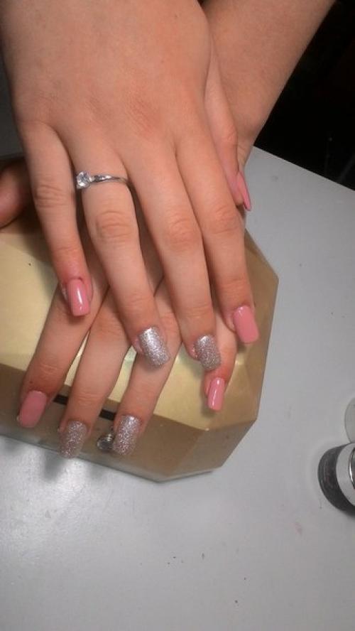 Начала ногти наращивать. 01