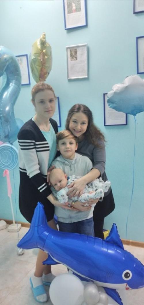 Постоянно встречаю знакомых которые наблюдают за нами, все говорят приятные слова поддержки и одобрения. 02