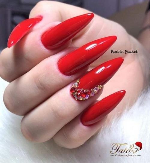 Нарядный маникюр в красном цвете. 07